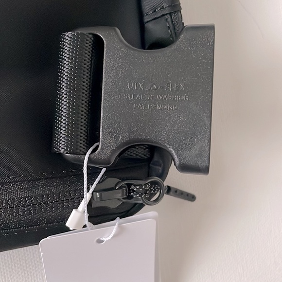 NWT Lululemon Black Everywhere Belt Bag 1L - Picture 8 of 16